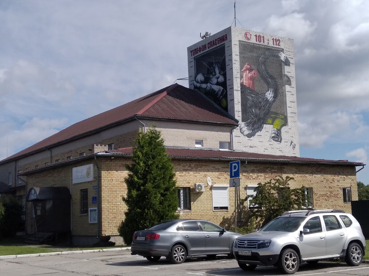 Сразу понятно, кто в городе хозяин. Картинка на пожарной части. Листайте