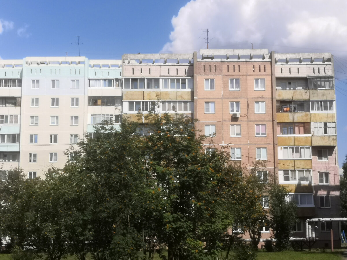 Слева покрашен, справа нет. 