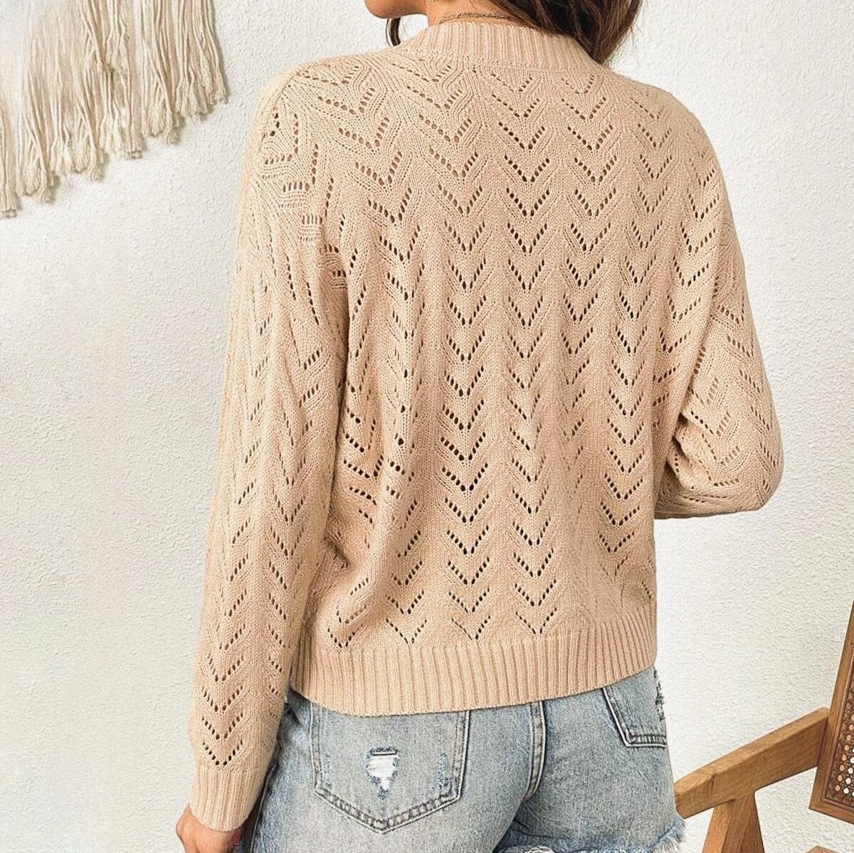 Кремовый пуловер с ажурными веточками