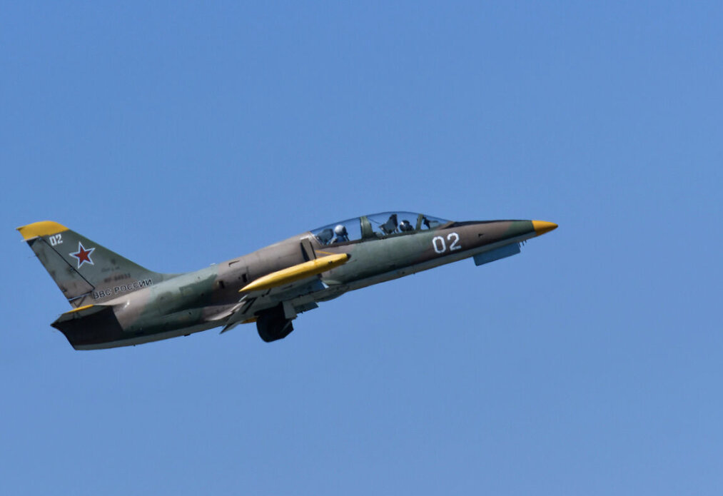 В Краснодарском крае разбился учебный военный самолет Л-39. Об этом сообщает ТАСС, ссылаясь на Министерство обороны России.

Как заявили в ведомстве, в понедельник, 14 августа, учебный самолет Л-39 учебного авиационного полка, выполняя учебно-тренировочный полет, потерпел крушение во время захода на посадку. По информации Минобороны, воздушное судно упало в черте аэродрома.

«Разрушений и пострадавших на земле нет. По предварительной информации с места, один из членов экипажа погиб», — сообщили в ведомстве.

В Минобороны также указали, что причина произошедшего устанавливается.

На прошлой неделе сообщалось, что российский военный самолет Су-30 разбился во время учебно-тренировочного полета в Калининградской области.

Ранее сообщалось, что в Иркутске военный самолет упал на жилой дом.