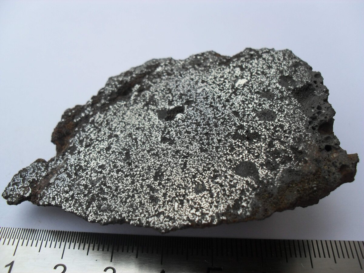 1 никел вый увес стый. Самородное железо метеорит. Теллурическое железо. Самородное железо феррит. Файнштейн никелевый.
