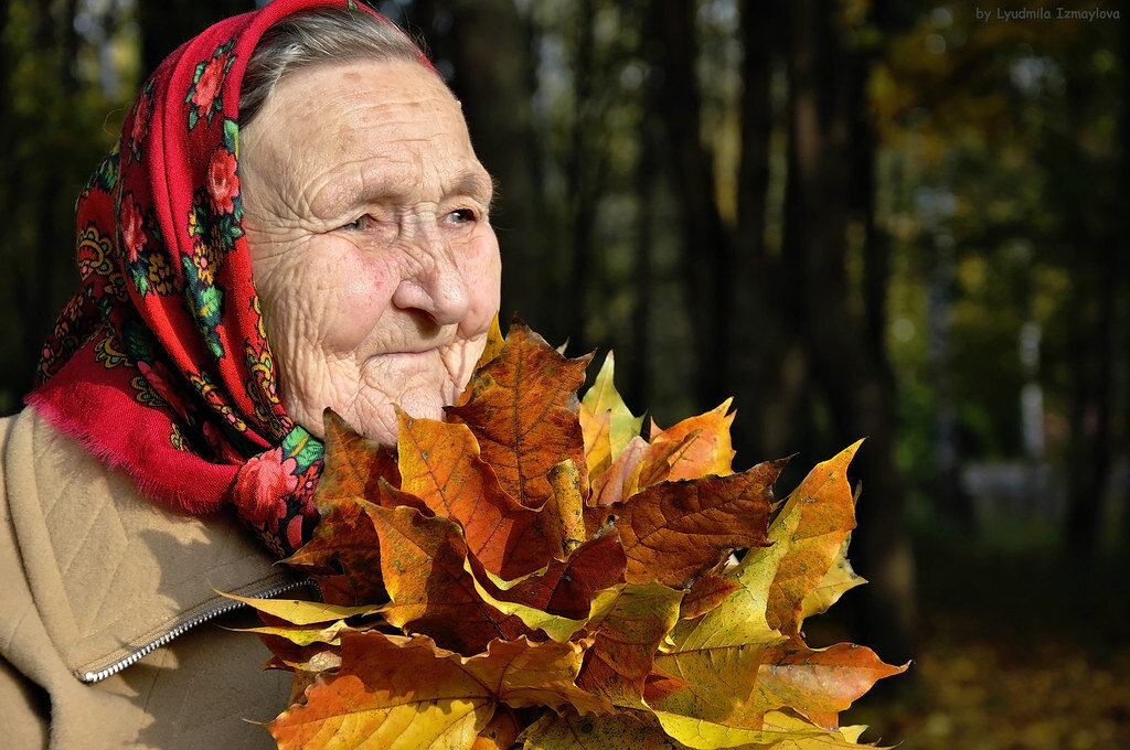 Пожилые люди осень. Пожилая женщина осень. Бабушка осень. ,,Золотая осень,, старости. Песня про пенсионеров