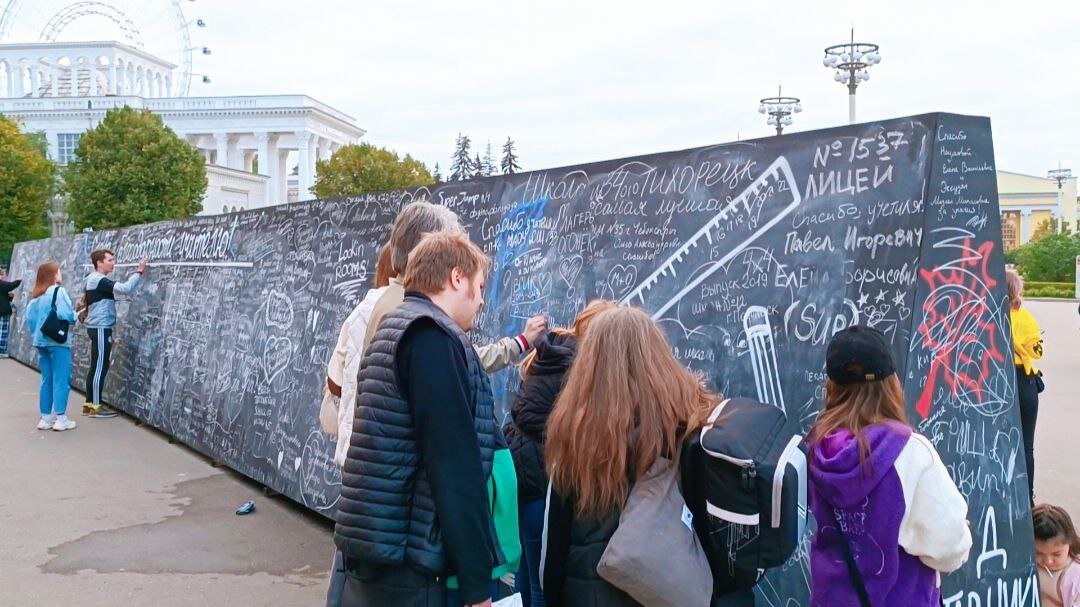 Можно написать поздравление 