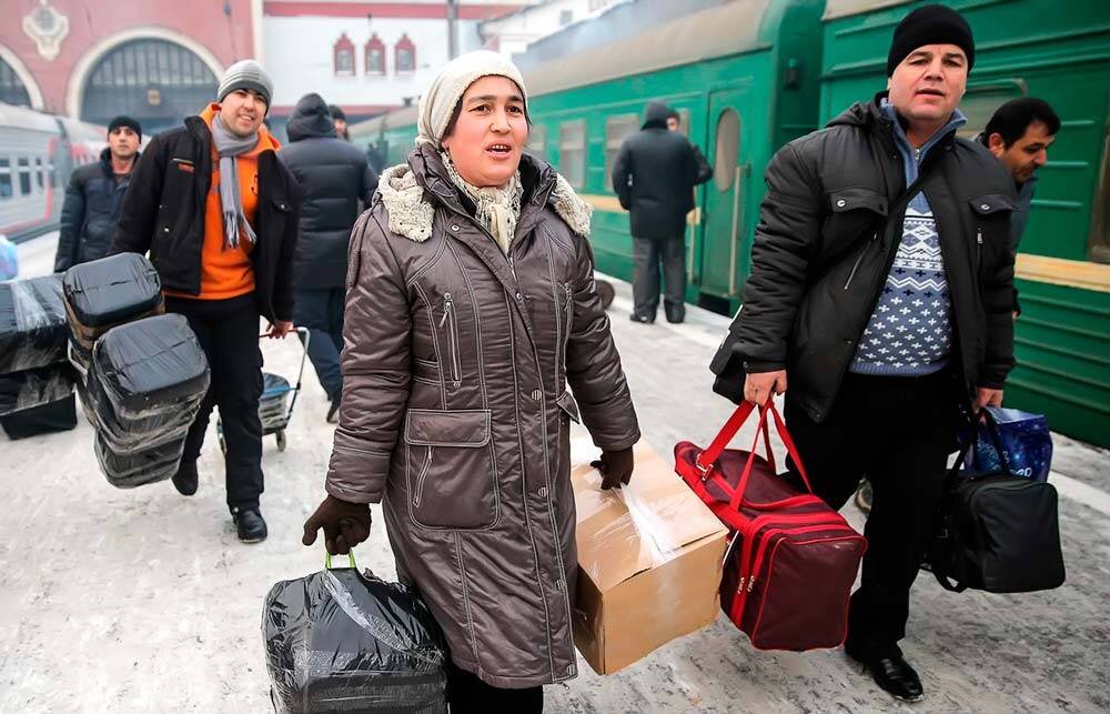 Как живут эмигранты. Мигранты Таджикистана. Эмигрант из Таджикистана. Эмигранты в России. Таджикские женщины гастарбайтеры.