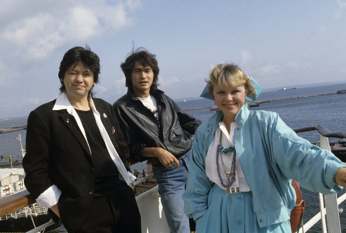     Режиссёр Рашид Нугманов, лидер рок-группы «Кино» Виктор Цой и актриса Нина Ильина на кинофестивале «Золотой Дюк» / РИА Новости / Галина Кмит