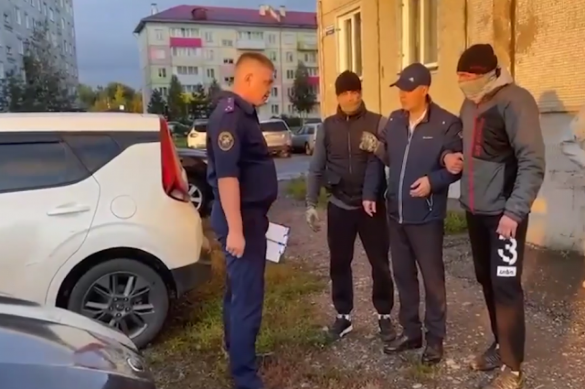    Следователи выложили видео, на котором вывели заместителя главы из администрации за руки.