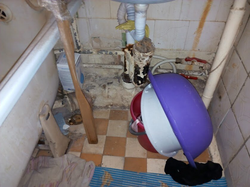 В таком состоянии ну никак нельзя оставлять. Эстетики тут явно никакой, вероятность потопа - 100%. 