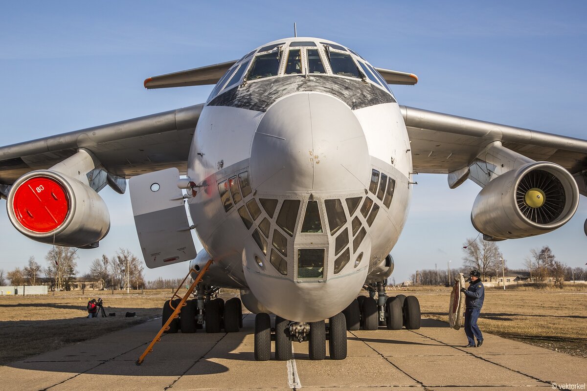 Подготовка заправщика к вылету.