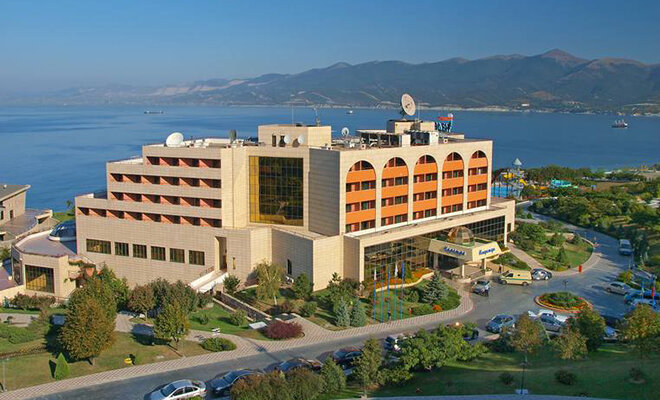 Было спокойно,  но не было перспективы. Я называл свою работу  5-ти звездочная тюрьма.