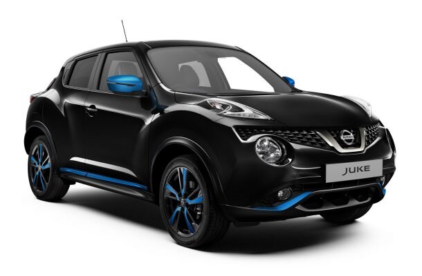 Российские дилеры приступили к реализации обновленной версии компактного SUV Nissan Juke. Модель получила незначительные косметические изменения, но при этом оказалась значительно дороже текущей версии автомобиля. 
Отличить новинку можно только по затемнению V-Образного элемента на радиаторной решетке, поворотников в зеркалах и передней оптики, а также двум новым цветовым решениям в оформлении кузова. В салоне авто незначительно изменилась цветовая гамма и добавилась премиальная акустическая система от Bose, обеспечивающая высокое качество звучания. Кроме того, задние стекла теперь несут заводскую тонировку, а противотуманные фары перешли на светодиоды.