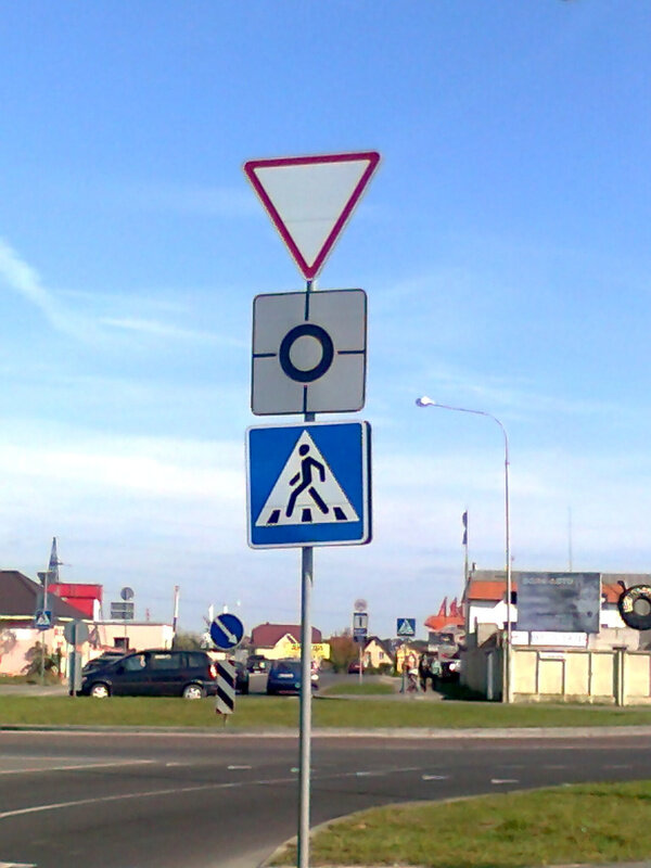 Вот такой знак (один из вариантов) будет стоять при въезде на круговое движение с главной дорогой по кругу: въезжающие уступают дорогу