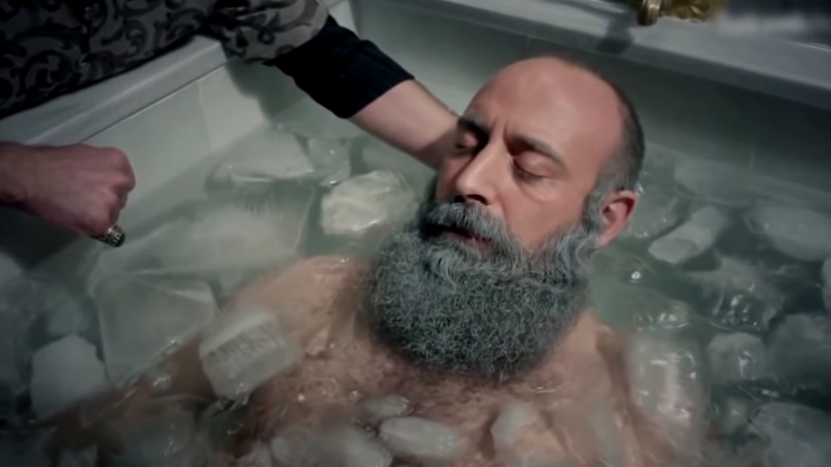 Султан Сулейман в ванне, наполненной ледяной водой
