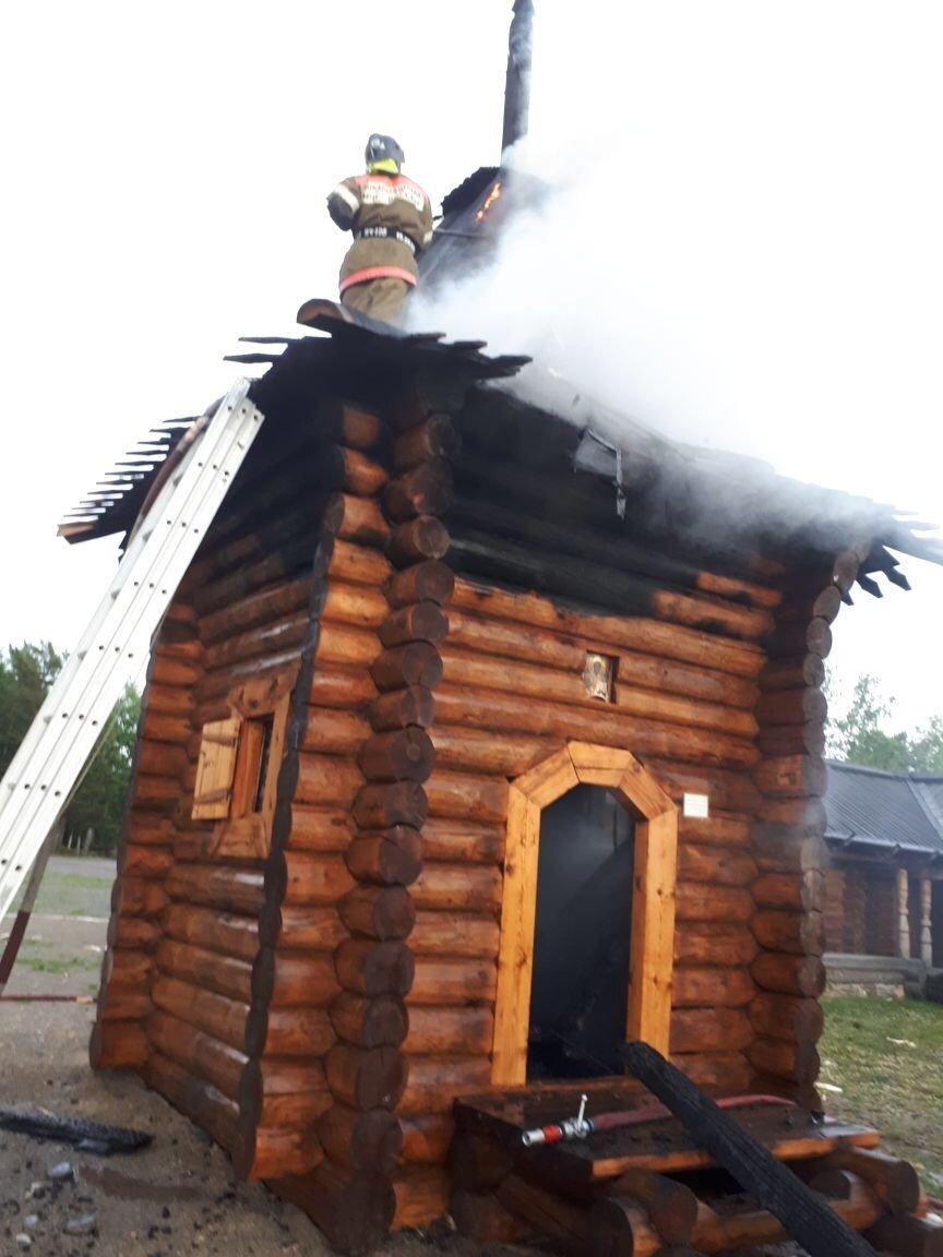 25 июня в семь часов вечера случился пожар в часовне на территории этнографического музея Тальцы. Когда на место прибыли пожарные расчеты, горела кровля деревянной часовни на площади 9 кв. метров.