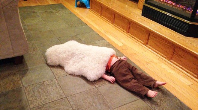 В любой непонятной ситуации накройся одеялом и притворись мёртвым.