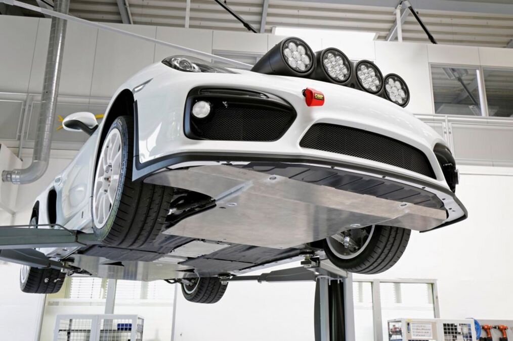 Белые диски, антикрыло на багажник и люстра на капот, всё как положено.