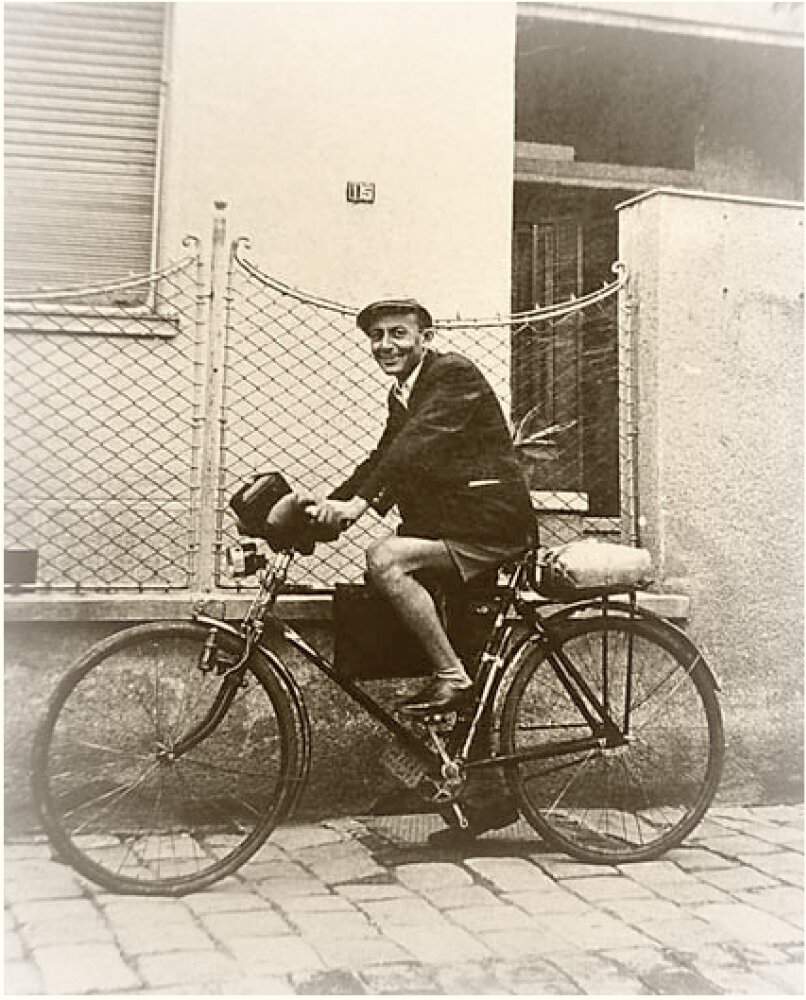 Юрий Павлович Лобачев. Белград, 1943-1944 гг. 

Подпись на обороте фотографии: «Железный конь» активиста ССП. 1943-1944 г. Из личного архива Д.Ю. Лобачева