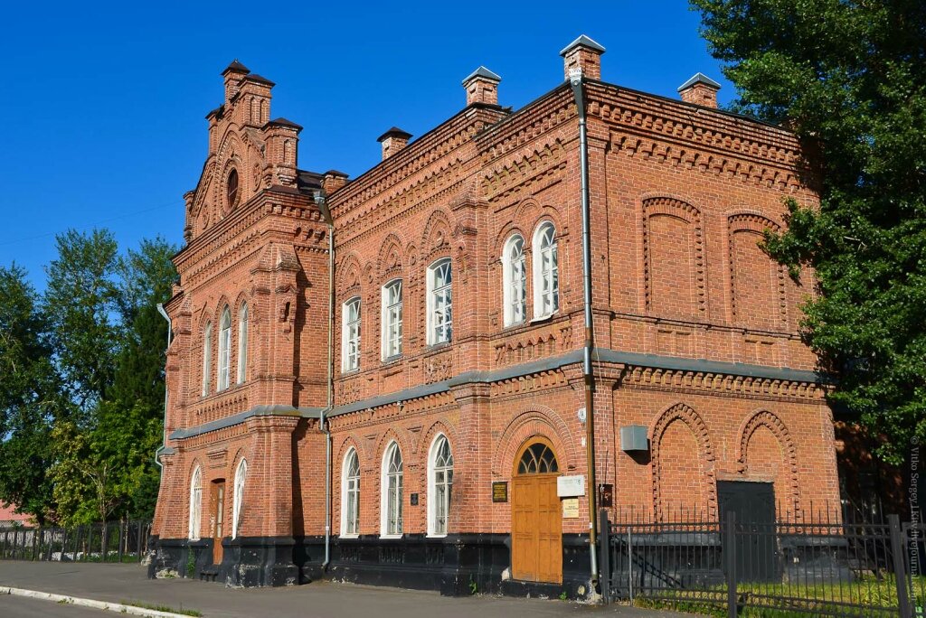 Естественно здание. Усадьба купца Зорина камень-на-Оби. Камень на Оби дом купца Зорина. Усадьба купца Зорина. Дом купца Пудовкина камень на Оби.