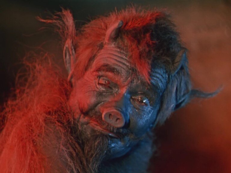 - Да не муж это ходит, а самый настоящий черт к тебе таскается. Пригласи священника, пускай освятит дом. А потом нарисуй над окнами и дверями крестики мелом и прочти на ночь молитвы. 