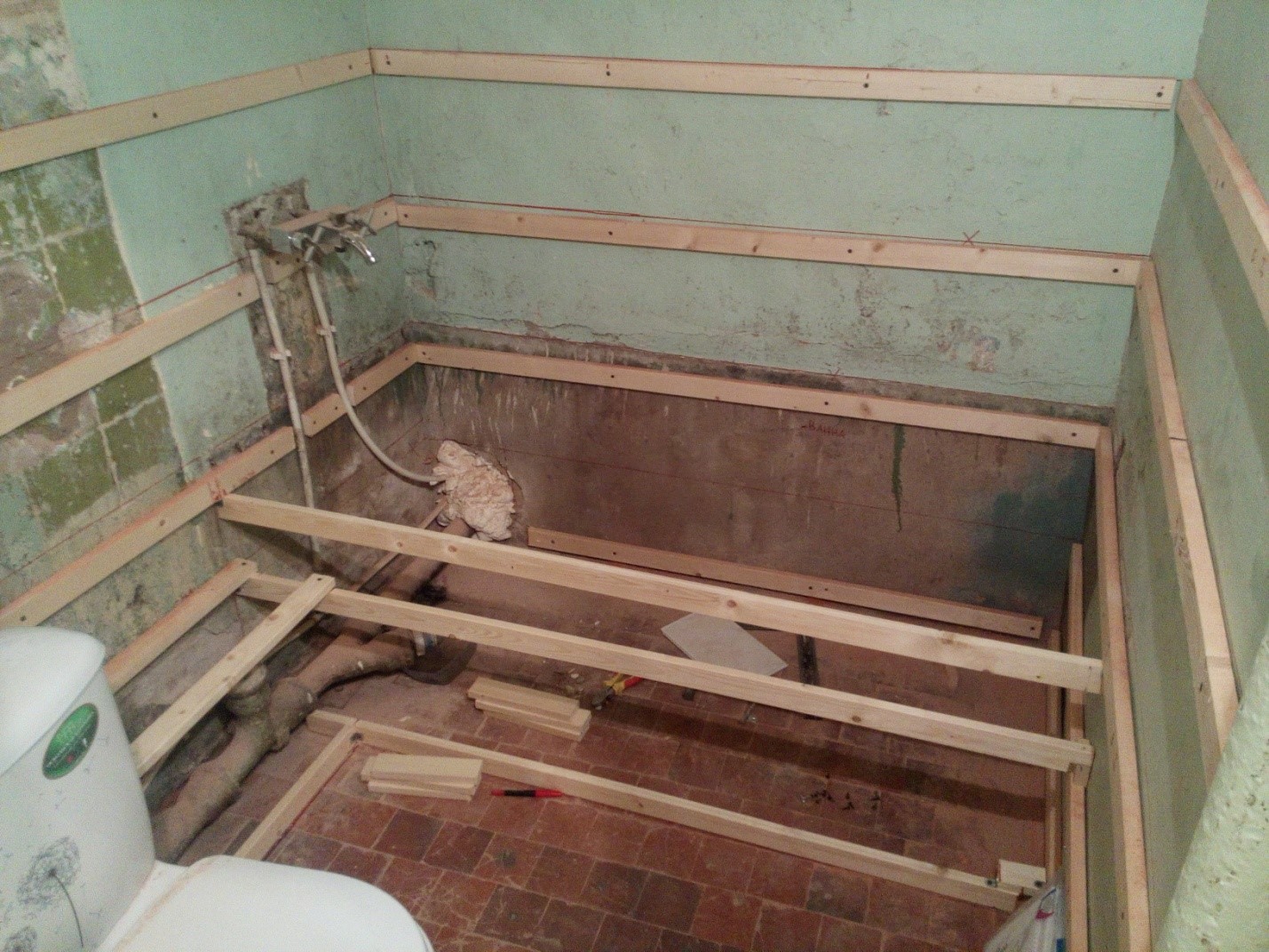 Преображение унылого санузла в аккуратную ванную комнату. Экономный ремонт. Монтаж каркаса под панели ПВХ. 