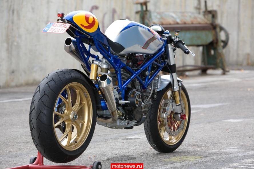 У мотоциклов фирмы Ducati первым делом в глаза бросается форма рамы, тем более если она окрашена в яркий цвет.