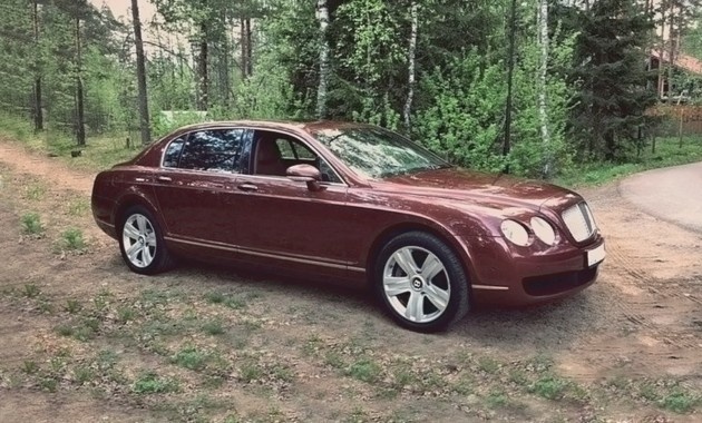 4585 6 4Еще 10 лет назад трудно было загнать цену среднеразмерного кроссовера за отметку в 2 миллиона, а о Bentley Continental Flying Spur помышляли лишь те, кто имел собственную нефтяную скважину. Но времена сменились: к какому-нибудь RAV4 в приличной комплектации без 2 миллионов и не подступишься, а Flying Spur, в котором натуральной кожи на обивке одной двери больше, чем во всем салоне любого нового кроссовера, стоит… столько же.