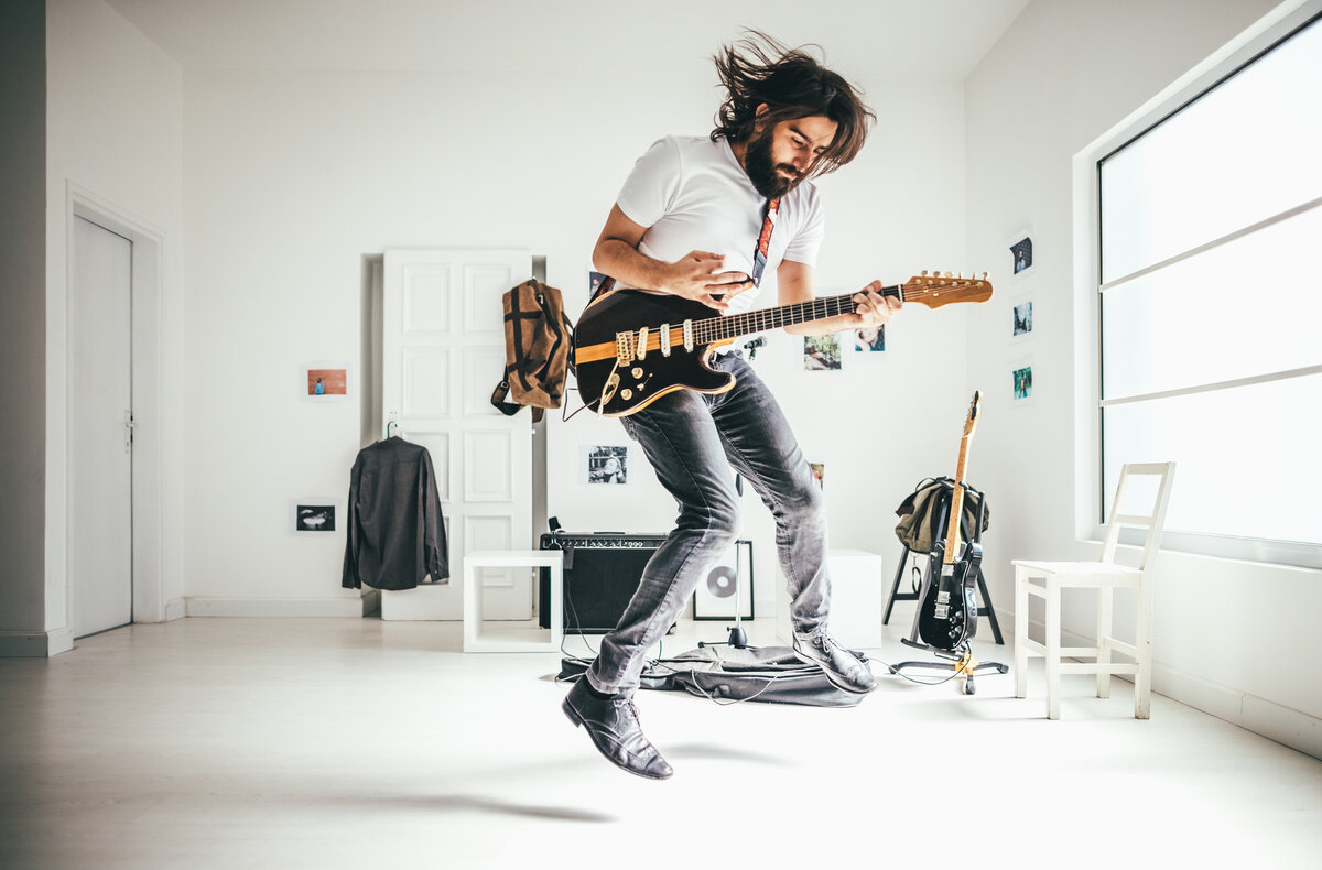 Групповые занятия гитарой. Man playing Guitar. Bad Guitar Player.