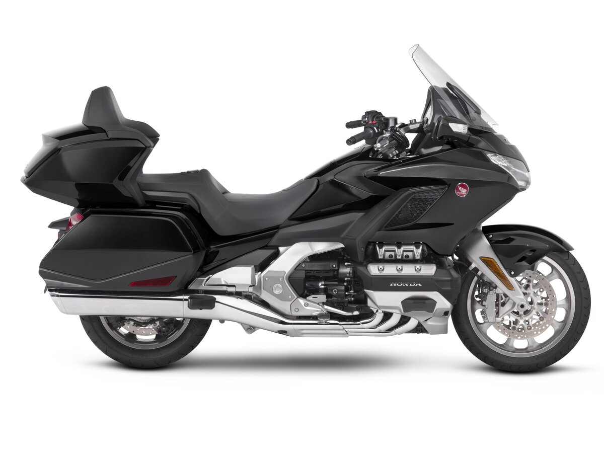 Флагманский туристический мотоцикл Honda GoldWing, который кстати присутствует на российском рынке. После прошлогоднего перевыпуска стал компактнее и современнее, а  потому подпустил к себе бОльший круг числа потенциальных путешественников.