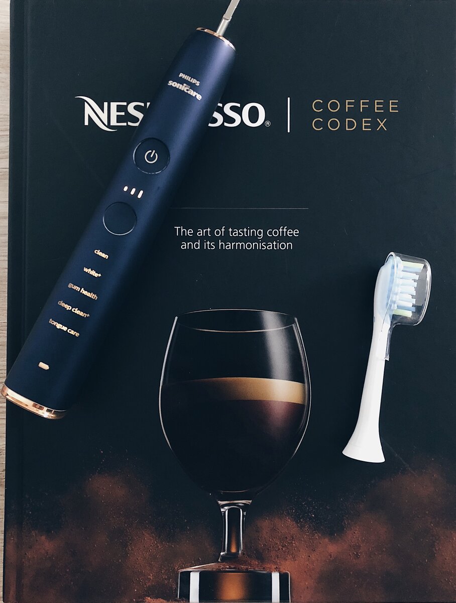 Сегодня расскажу вам про новую электрическую зубную щетку… Bentley среди щеток - Philips DiamondClean Smart. Про дизайн ничего рассказывать не буду. Вы и так все видите. Очень стильно. В комплекте стакан-зарядка и премиальный чехол для перевозки с возможностью зарядки. По своему опыту могу сказать, что всеми насадками в комплекте вы пользоваться не будете. Поэтому небольшой лайфхак - покупайте другие насадки. Они пока только в белом цвете, но зато это позволит вам существенно сэкономить на насадках. Про качество чистки - оно превосходное. И плюс - есть приложение, которое контролирует весь процесс чистки и показывает, какие зоны вы не дочистили. Приложение поможет и с датой замены насадки, что очень удобно. Вас может спугнуть только цена - на официальном сайте Philips - 23 990 руб. Но есть конечно и другие интернет-магазины. Щетку однозначно рекомендую. Пользуюсь больше 3х месяцев.