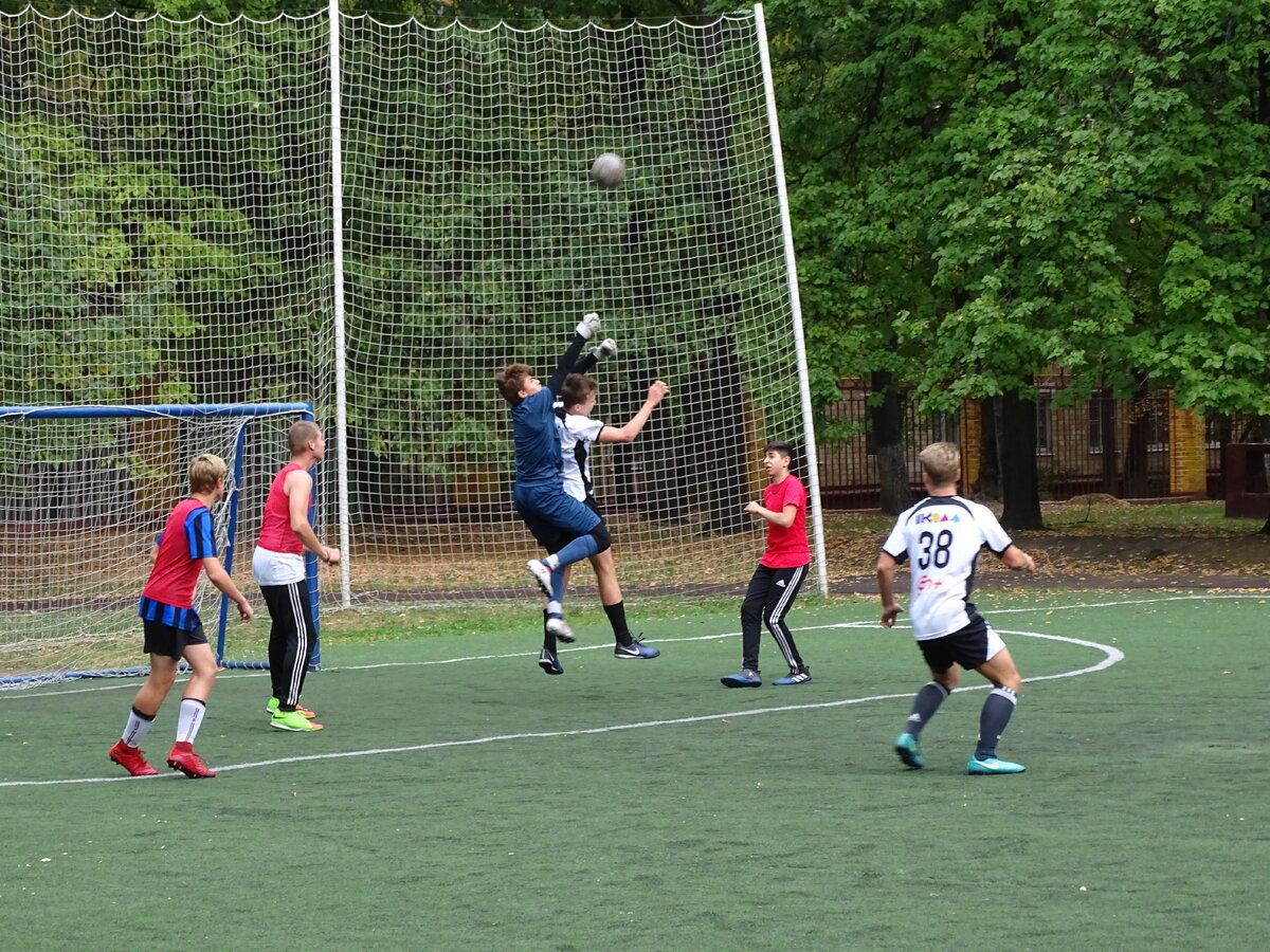 У голкипера "Воробьевых Гор" на протяжении всего матча было много работы, но однажды и он не смог спасти ворота.