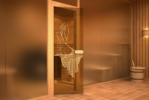 Хорошим выбором будет установка в парилке стеклянной двери