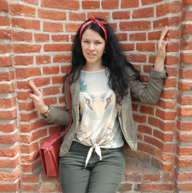 ⠀ 
ЕСЛИ ВАМ КАЖЕТСЯ, ЧТО ВАМ ПОСТОЯННО ХОТЯТ ЧТО-ТО ВПАРИТЬ СТАВЬТЕ ❤ 
⠀ 
Реклама преследует нас повсюду и для этого не обязательно включать телевизор. 
Мы просыпаемся и сразу заглядываем куда? Правильно! в Соц. сети- видим рекламу. Едем на работу ( баннеры, вывески магазинов, реклама на транспорте). На работе, скорее всего вы получаете на свой email множество рекламных писем. Даже Ваш телефон, несколько раз в день получает смс с рекламный текстом. А затем опять дорога домой, вы слушаете радио, слышите рекламные ролики. 
⠀ 
Учёные подсчитали, что среднестатистический человек видит в день до 3000 видов рекламы, но человеческая память не способна воспринять и запомнить столько информации и в лучшем случае мы можем назвать до 10 рекламных носителей, которые мы увидели за день. 😱 
К чему это привело? Взрыв рекламной индустрии в России пришёлся на конец XX века. Но сейчас обилие рекламных носителей уже не воспринимаются нами так ярко, мы не запоминаем их. 
⠀ 
Почему так произошло? Такое перенасыщение рекламой, которую пытаются влить нам в головы компании, привело к тому, что наш мозг научился отключаться от неё, абстрагироваться. 
Всё это вылилось в такое понятие, как информационный шум. 
Чем назойливее реклама, тем меньше мы ей верим. Чем её больше, тем более скептически мы относимся к бренду. 
⠀ 
К чему мы идём? Мы движемся к тому, что совсем скоро реклама станет персонализированной. Она будет создаваться и транслироваться определённому сегменту потенциальных покупателей. Компании будут стараться доносить только до своих (по их мнению) потенциальных клиентов информацию, которая (по их мнению) точно зайдёт в их головы.🎯 
⠀ 
Это правильный подход! Зачем мне нужна реклама автозапчастей, если я девушка и у меня нет авто? Для чего мне смс с информацией о распродажах в "модных" магазинах, если я приобретаю одежду только элитных зарубежных брендов? 
⠀ 
Не нужно засорять головы людей. Не нужно впаливать деньги на рекламу, которая Вам ничего не приносит. Сделайте рекламу персональной и Вы не попадёте в информационный шум современности. 
⠀ 
#garbuzova_pro_marketing #ольгагарбузова #видеокурс #внедрениемаркетингавбизнесснуля #маркетинг #промаркетинг #маркетолог