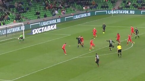 Газинский забивает гол.