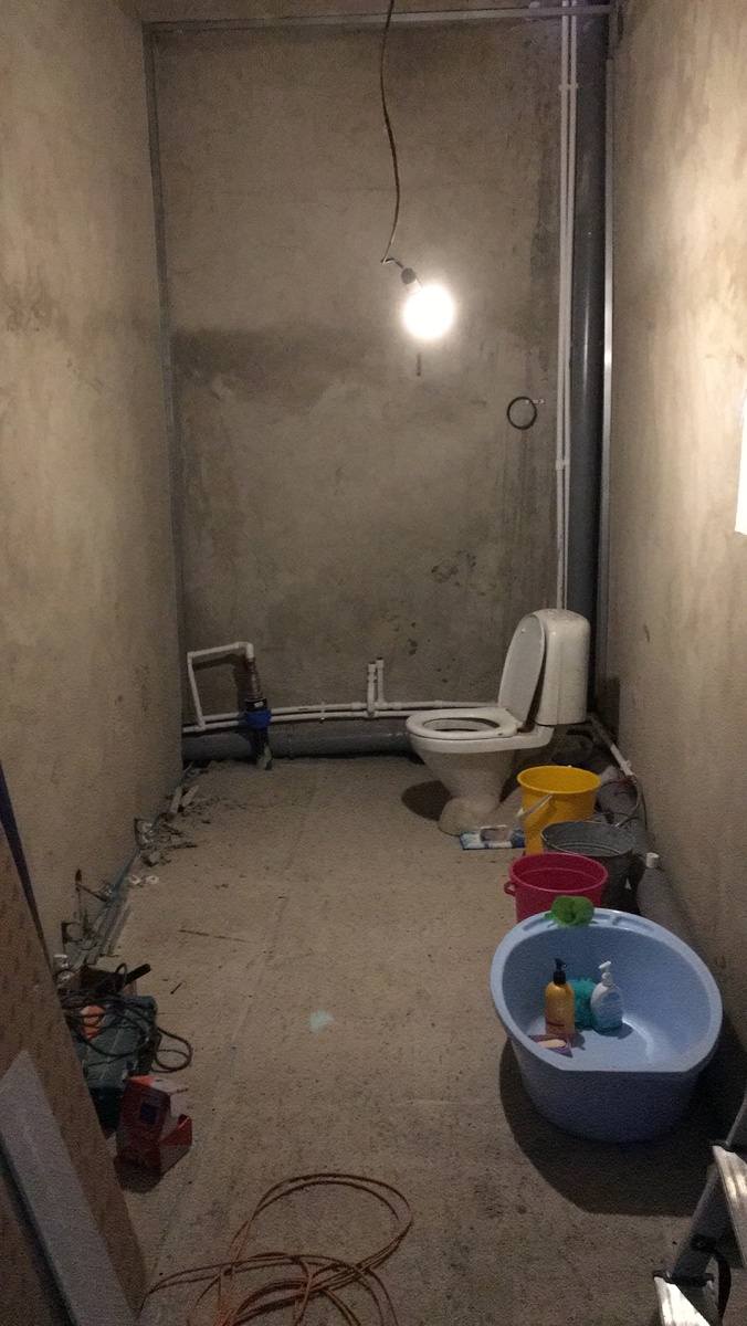 Временный унитаз все равно поставили :)