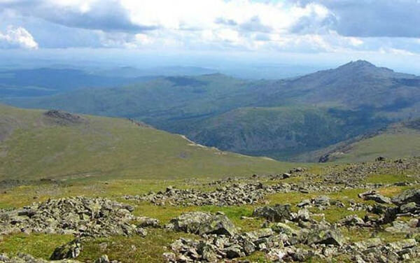 Гора мертвецов - так переводится с языка манси "Холат Сяхыл" - название высоты 1079 на Северном Урале. На ее склоне при загадочных обстоятельствах погибли подряд 2 группы туристов: явно в панике, бежавшие люди были обнаружены мертвыми рядом с лагерем. У погибших был странный красноватый оттенок кожи и множество внутренних повреждений и внутренних кровотечений. Криминалисты найти причину гибели так и не смогли. В суеверном страхе местные списывают похожие смерти на древних духов, мистические обряды, часто появляющиеся здесь НЛО. Что произошло на самом деле - загадка.Самый известный трагический и загадочный случай, произошедший здесь, относится к 1959 году. Тогда на горе при странных обстоятельствах погибла группа альпинистов под руководством Игоря Дятлова.