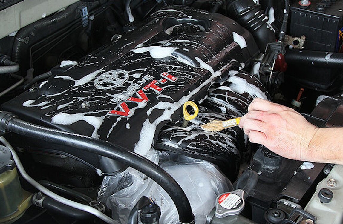 Визуальный контроль течи масла. В том случае если загрязнения двигателя маслом и больших потерь масла установить, В каком месте протекает. Для этого проверить следующее места. Отвернуть пробку залива масла и проверить, Находится ли в надлежащем состоянии прокладка. Проверить крепление шлангов от крышки головки цилиндров до патрубка на блоке двигателя или до впускного коллектора. Уплотнение крышки головки цилиндров. Соединение фланца распределителя зажигания. Датчик давления масла медленная уплотнительное колечко. Спускной болт масла медное уплотнительное колечко. Прокладку масляного картера. Место соединения двигателя с коробкой передач или кожухом сцепления, уплотнение на ведущем шкиве или валу коробки передач. Уплотнительные кольца распределительного и коленчатого валов, двигатель со стороны зубчатого ремня. . При проверке лучше всего поступать следующим образом, при правильной обработки седел клапанов и использование новых клапанов операция шлифовки области прилегания головки цилиндров является не обязательной. Клапаны шлифуется с применением полировочной пасты. В целях обеспечения необходимого количества оборотов, тарелка клапана захватывается с помощью резиновой присоски. Появление полосок на области контакта Седова во время шлифовки можно избежать с помощью частого подъёма и равномерного поворачивания клапана на определенный угол. Внимание по окончанию шлифовки следует тщательно удалить пасту. Оценку шлифовки можно произвести либо на основании прилегание поверхностей, либо путем проверки герметичности с помощью топлива. Свободна установить клапан, лить в камеру сгорания топлива. Топлива не должна появляться из направляющей втулки. В противном случае операцию шлифовки необходимо повторить.  Перед тем как помыть двигатель, надо накрыть бобину и генератор с помощью мешочков из фольги. Места подключения И нахождение прокладок посыпать изнутри мелом или тальком, затем проверить повторно утечку.