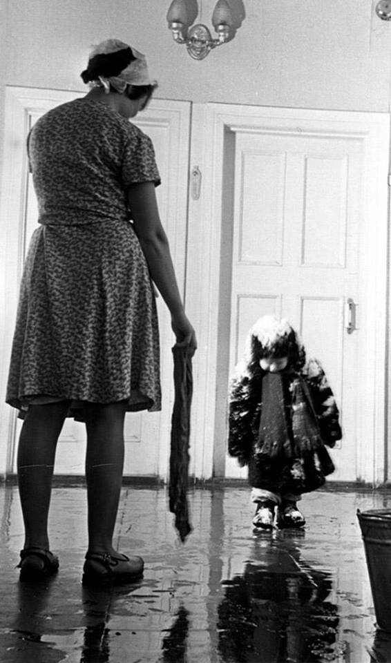 Классика советской фотографии. "Догулялся" 1960 год, фото Николай Хорунжий. Я тоже таким приходил. Да что скрывать, до сих пор иногда прихожу:)