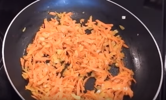 Лук и морковь обжарились