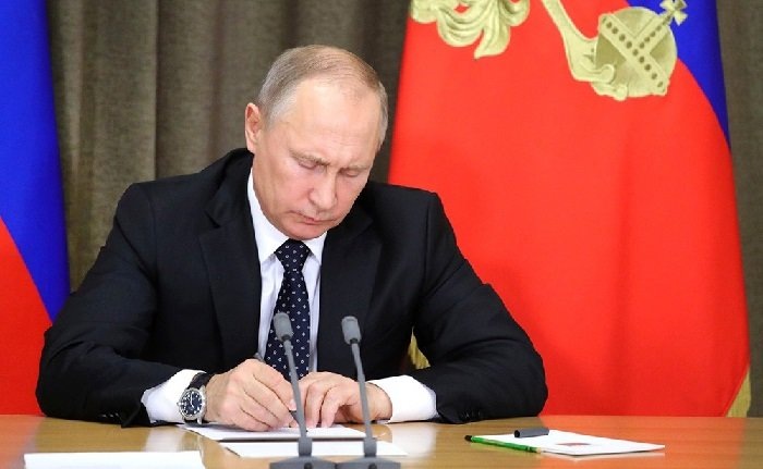 Президент Путин подписывает закон. Фото ТВ Центр 