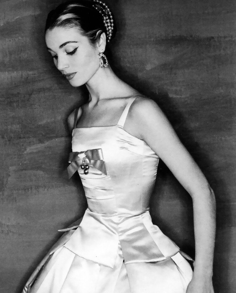 Эльза Мартинелли в платье Christian Dior из коллекции "H-line", осень-зима 1954-55 для журнала Vogue, 1954. Фото: Clifford Coffin 