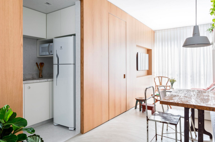 Кухня скрыта от гостей раздвижной дверью/dezeen.com/