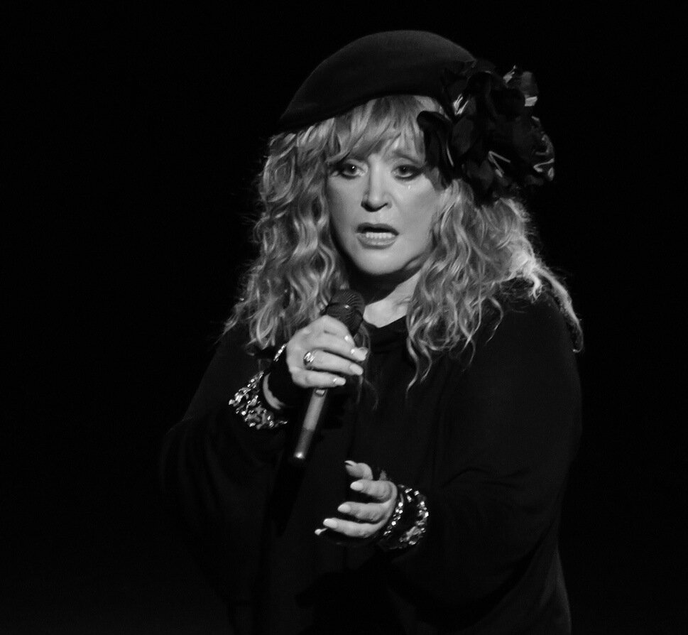 Коллекция дисков аллы пугачевой. Пугачева 1982. Пугачева поет. Пугачева песни вишневые. Коллекция дисков аллы пугачевой.