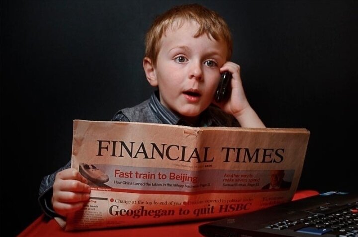 Я сказал своим детям: «Вы все время жалуетесь на школу. Если вам там не нравится – не ходите. Меня это совсем не волнует». 
И что же? Они бросили мне вызов. Они не бросились колоться героином. Они не помчались делать себе татуировки. Нет, они пошли в школу. Как они осмелились?! Я не пытался применить к ним реверсивную психологию, нет – это для людей, которые боятся говорить правду.

Мои дети могут делать то, что им захочется. Я даю им не свободу, но выбор. Они выбрали тюрьму. Хорошо.

Для меня школа была психиатрической больницей, где мне насильственно скармливали следующие препараты:

1 Куча фактов. На лекциях я спрашиваю аудиторию: «Когда родился Карл Великий?» Я еще ни разу не получил ответа с ошибкой менее чем в двести лет. Исследования показывают, что в течение 45 минут после урока мы забываем 90% того, чему нас учили. Наш мозг еще нужно убедить, что факты достойны запоминания. Если он видит страсть или испытывает восторг – тогда это происходит. Но скучные факты быстро испаряются.

2. Перфекционизм. В школах прославляют за пятерки и наказывают за тройки. Когда дочь говорит мне, что получила 5+, я спрашиваю, почему ей хочется ходить на уроки, которые даются ей так легко. Тройка дает гораздо больше: она показывает, чему вам следует научиться. В чем вы, возможно, не заинтересованы. Как справиться с несовершенством. Как справляться с гордостью других людей. Как справляться с неуверенностью.

3. Кланы. Мой лучший друг Джимми Бьондо ткнул меня в спину, когда я стоял у своего шкафчика. Я упал и заплакал. Кажется, мне было 15. В школе вам приходится выбирать друзей из узкого круга людей. Это приводит к дружбе, окрашенной в политические тона, к злорадству, к сплетням, к дружбе, как она описана в «Повелителе мух». Да, я тот самый уродливый мальчик, который в книге погиб. И да, я не читал эту книгу в школе. Я прочел ее краткое изложение.

4. Наука и математика. Хотя это чудесные предметы, мне часто кажется, что от моих детей ждут, что они отбросят свою склонность к творчеству на самом пороге школы. Все заставляют зубрить, затем проверяют. Потом снова зубрежка и снова проверка. И так двадцать лет.

5. Работа. С 7 утра и зачастую до 10 вечера мои дети «работают». Они весь день сидят в классе, почти не двигаясь, а потом нередко работают над домашними заданиями, пока не уснут. Они учатся упорно трудиться. Однако…

Однако если вы уже во взрослом возрасте хотите преуспеть, заниматься творчеством, научиться переживать провалы и «продавать» свои идеи, если вы хотите научиться придавать своей жизни направление, вам нужно РАЗУЧИТЬСЯ.

Как разучиться тому, чему вас учили в школе?

1 Игра. Игра (как бы вы ни определяли это слово) снижает стресс, поощряет творческие порывы, делает людей счастливее. Это весело. И в этом нет ничего плохого.

Может быть, многие люди думают, что они просто обязаны работать, иначе они будут непродуктивны. Когда они не заняты «делом», у них начинается стресс. Ведь нас подсаживают на работу в школьные годы.

Во что и с чем нужно играть? Не знаю! Во что и с чем хотите. Сходите в музей. Посмотрите фильм в середине дня. Мочитесь в общественных местах, фотографируйте результаты, а потом устройте выставку. Кому какое дело?

2. Творческие занятия. Иногда меня утомляет написание этого блога. Тогда я занимаюсь чем-то еще. Рисую. Или планирую избирательную кампанию в Конгресс! От этого моему мозгу становится приятнее. Я буквально чувствую, как зажигаются нейроны. Мозг чувствует, что я его люблю. И каждый день я стараюсь занимать упражнениями разные части мозга.

3. Дружба. Вовсе не обязательно дружить только с теми с людьми, что непосредственно рядом с вами. Так было лишь в школьное время. Теперь мы можем дружить с людьми, которые нас любят и которых любим мы сами. Я долгое время не мог этого понять. И этот аспект моей жизни вгонял меня в отчаяние. Я наконец-то осознал это, наверное, только в 2010 году. Тогда мне было 42 года. Некоторые люди, слава богу, понимают это гораздо раньше. Но мне пришлось «разучиваться», забывать все то, что я усвоил про дружбу в девятом классе.

4. Никакого перфекционизма. Умение жить с несовершенством дает нам гораздо больше возможностей. И помогает нам больше любить самих себя и не испытывать так часто чувство стыда – что приводит к более честной жизни и более глубоким отношениям. Перфекционизм – это клетка, в которой заперто наше счастье. Я потерял много друзей, когда перестал притворяться, что я идеален. Я боялся, что людям это не понравится, и я был прав. Это нормально (см. п.3).

5. Я читаю лишь о том, чем увлечен. А то, что мне не интересно, но может понадобиться в любую секунду, я всегда смотрю в интернете. (Карл Великий родился в 742 году. Спасибо, «Википедия»!) Так что читайте лишь то, что вам интересно.

6. Независимость. И этому тоже не учат в школе. Поэтому трудно научиться этому, будучи уже взрослым. Мы теряем привычку к этому. Но как только вам удается научиться быть творческой личностью, поддерживать позитивную дружбу, придумывать идеи, быть несовершенными, вы также учитесь продвигать свои идеи среди людей, которые в них могут поверить. Это начала независимости.

Автор: Джеймс Алтучер – глава хедж-фонда, инвестиционный консультант и популярный блогер, автор нескольких книг. В своем блоге он подвергает сомнению устоявшиеся истины и предлагает альтернативы.