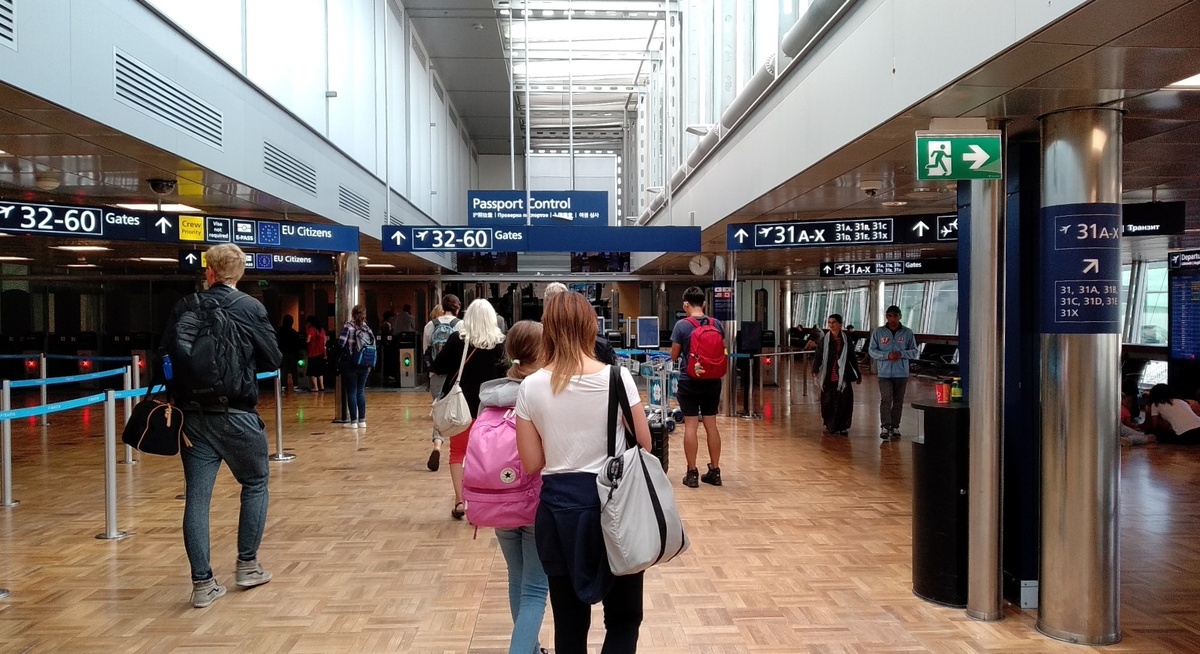 Справа на фото видно, что люди сидят на полу. Первые отличия другой страны =)