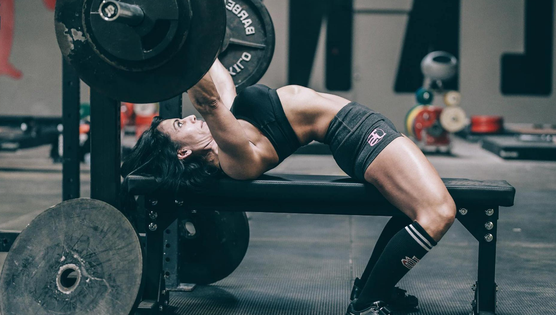 Пауэрлифтинг женщины жим лежа. Жим штанги лежа мост. Bench Press жим лежа. Тяжелая атлетика.