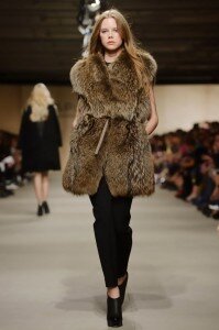 Очень интересны и фактурные решения. Короткий мех, соединённый под разными углами направления роста волосков, создаёт удивительные рисунки делая шубу более привлекательной. Стриженный, щипаный мех, контрастные сочетания с другими материалами (высококачественная кожа, замша, тканевые вставки), особенно популярные в этом сезоне, подчёркивают богатый и роскошный вид изделия. Для получения необычных фактур дизайнеры стали сочетать в одном изделии несколько мехов, различных не только по расцветке, но и по происхождению.