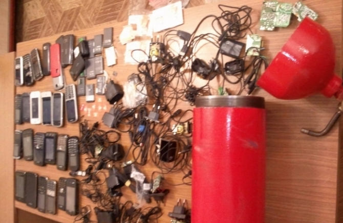 Тайник телефонов в огнетушителе. Фото с сайта e1.ru