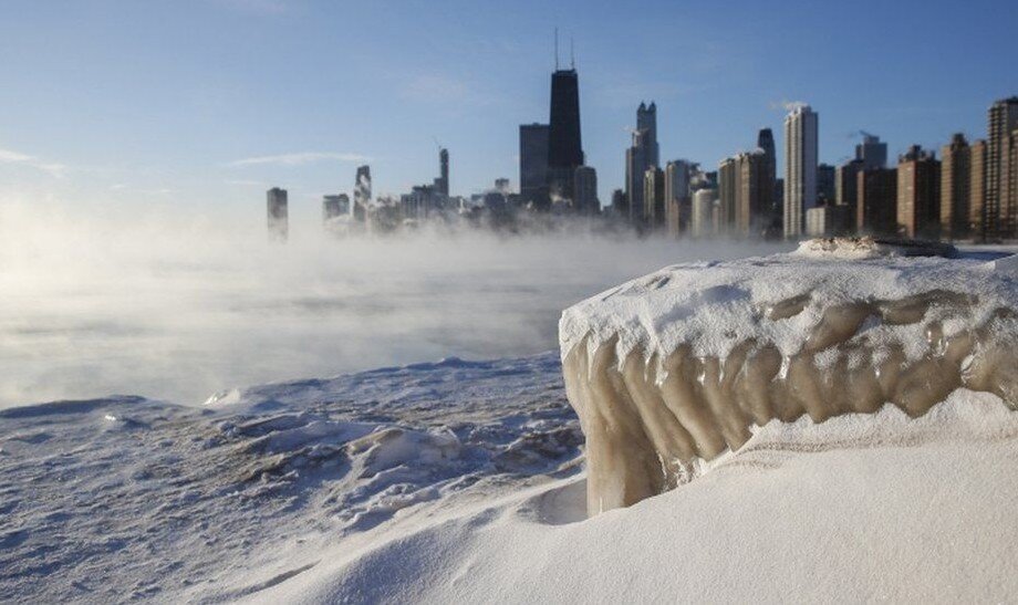 Когда в Чикаго взошло солнце, из озера Мичиган поднялся холодный пар