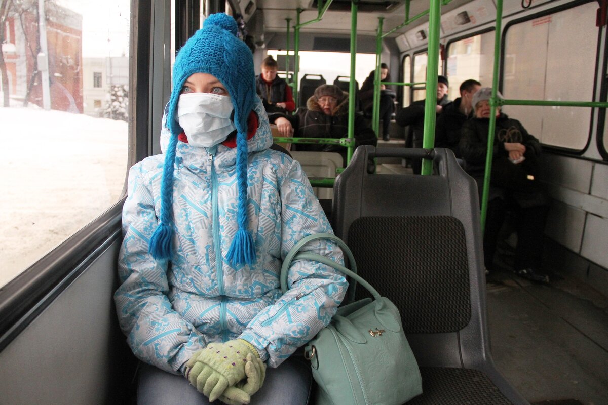 Менять медицинскую маску нужно через каждые 2-3 часа. 