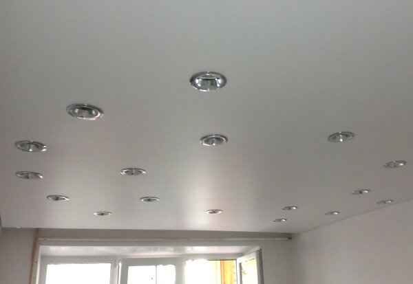 Матовый натяжной потолок с точечными светильниками