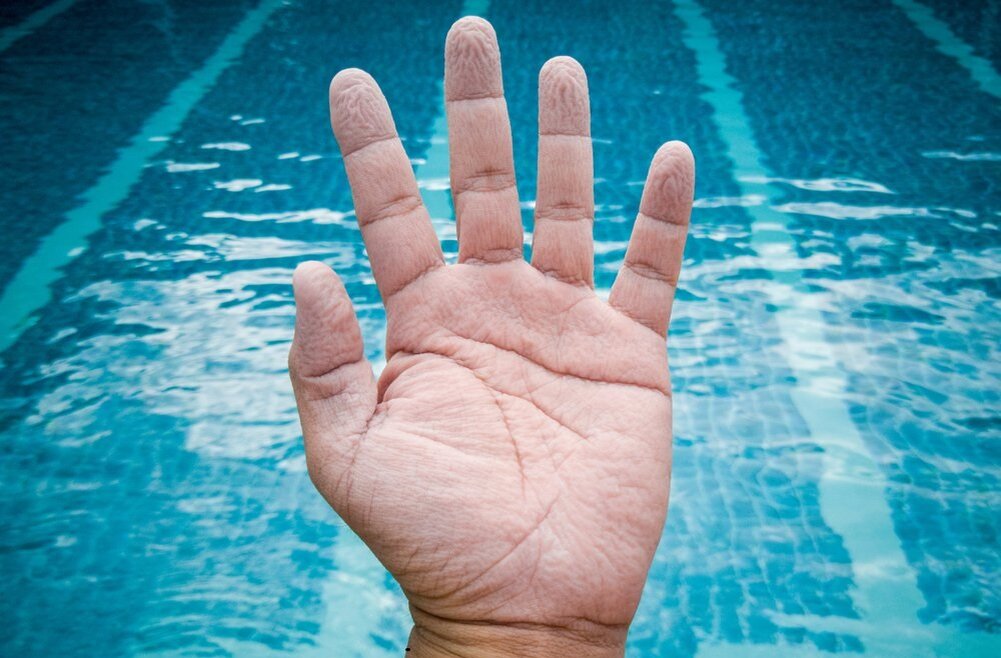 Пальцы долго в воде фото